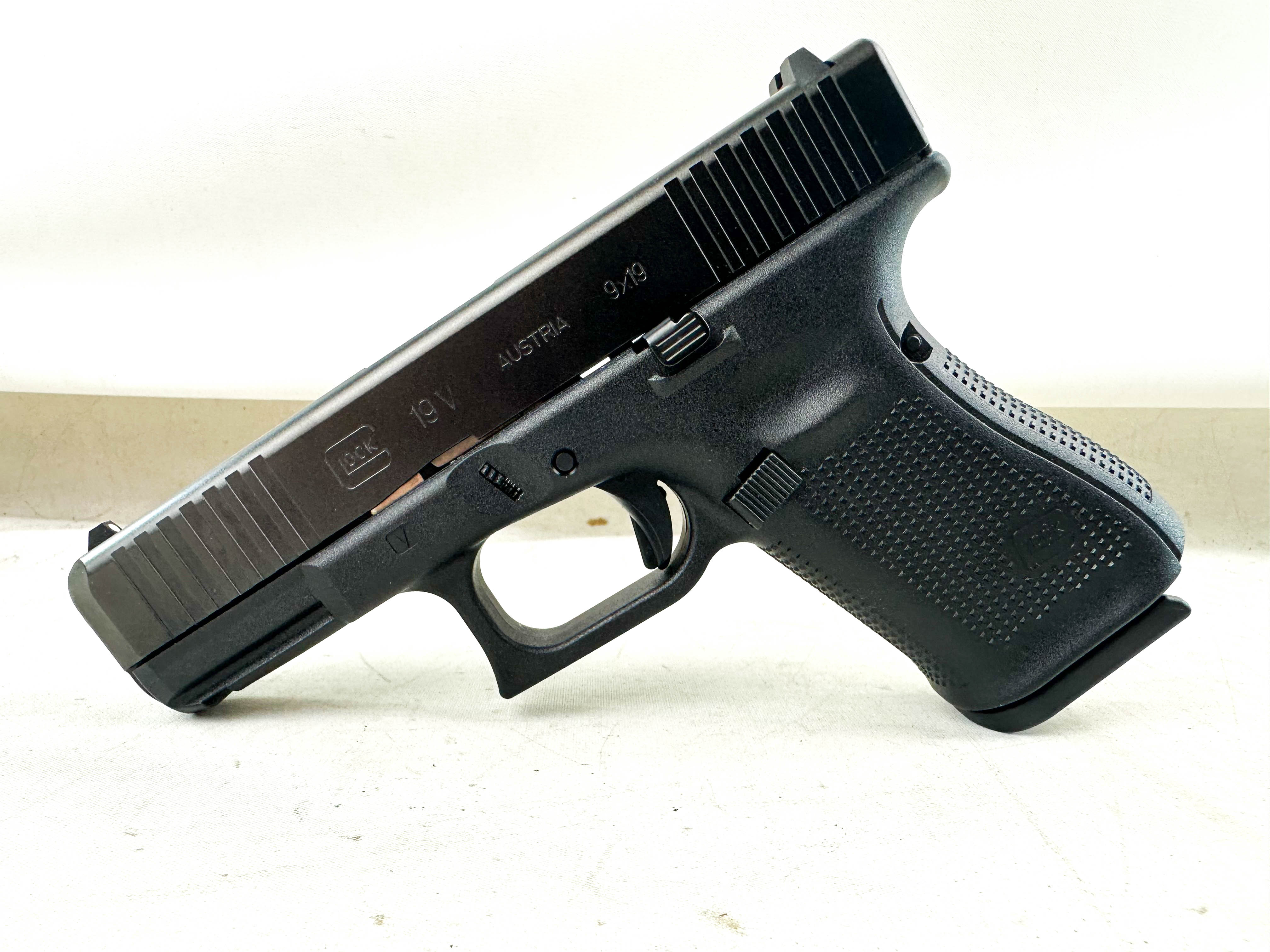 Glock 19 V, 9mm, Front Serrations, Ten Round Magazines NEW PV1950201-img-1